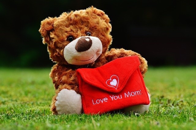 Wyjątkowe święto przypada 26 maja, to Dzień Matki. Złóż życzenia swojej kochanej mamie. Przygotowaliśmy dla Was propozycję gotowych życzeń, wierszyków, rymowanek i SMS-ów do wykorzystania. Pamiętajcie o Waszych najukochańszych mamusiach. _____________________Najdroższa Mamo! Zawsze cierpliwa, oddana, troskliwa, zawsze spiesząca z pomocą, żyj w szczęściu i zdrowiu. Sto lat! *Znam jedną kobietę o sercu gołębia jej oczy to czysta tajemnic głębia przy niej się goi każda ma rana taka jest właśnie ma Mama kochana. *Najdroższa Mamo! Życzę Ci wszystkiego dobrego. Dużo radości, szczęścia i dobrego humoru na co dzień. *Kochana Mamo w dniu Twojego święta życzę Ci dużo zdrowia, pomyślności uśmiechu na co dzień i optymizmu. 