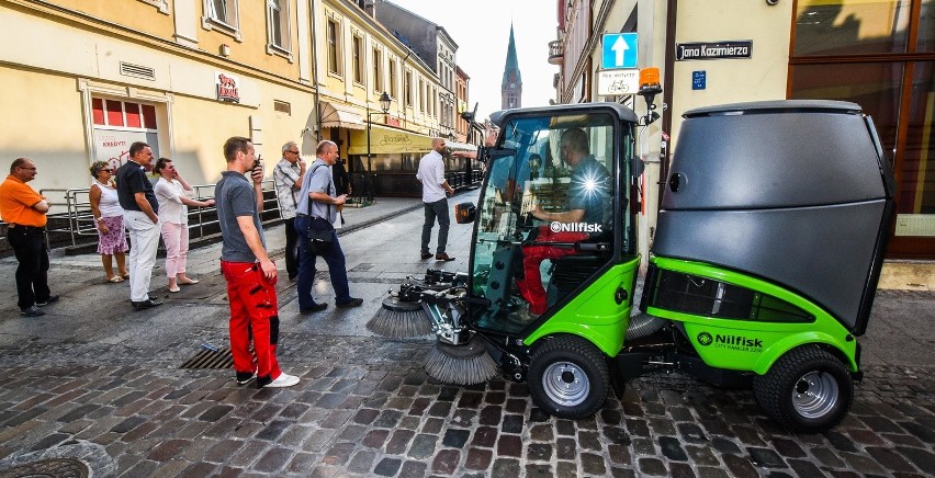 Urzędnicy z Ratusza Oglądają maszynę do czyszczenia miasta...