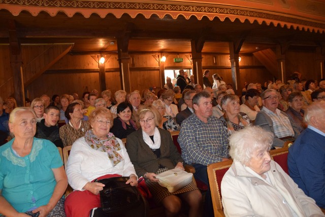 Zorganizowany przez Miejską Radę Seniorów w Ciechocinku i burmistrza miasta "Koncert dla seniorów" sprawił, że Teatr Letni nie tylko był wypełniony do ostatniego miejsca. Młodzi i nieco starsi wokaliści porwali seniorów do falowania, bujania się w rytm muzyki, a nawet tańców na widowni. Wystąpiły zespoły: Ajki i wywodzący się z tego zespołu soliści, The Drunkers oraz ciechociński Elvis Presley.Wideo: Info z Polski 21.09.2017