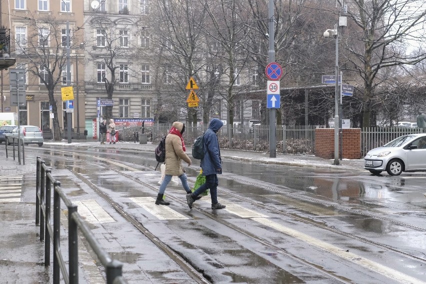 Poruszając się po drogach w Poznaniu i regionie należy...