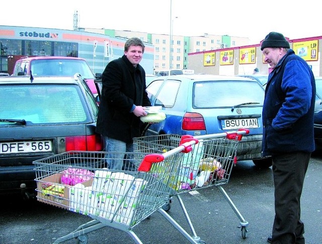 Antonas Niedzinskas z synem pakują do samochodu zakupy zrobione w Kauflandzie. Do Suwałk przyjeżdżają przynajmniej raz w tygodniu.