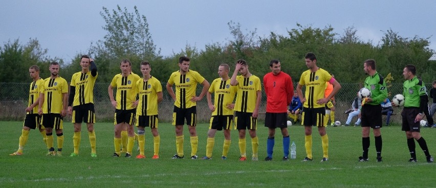 Wietlin (żółte koszulki) przegrał z KS-em Węgierka 1:6.