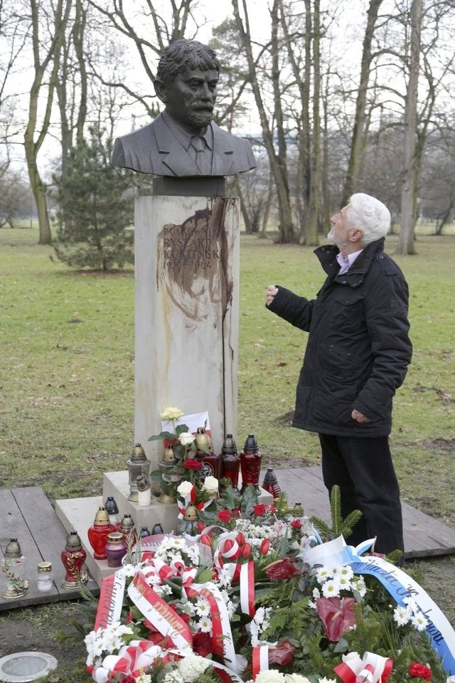 Pomnik płk Ryszarda Kuklińskiego zniszczono w lutym tego roku