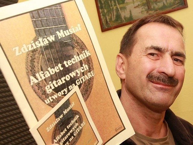 Nauczyciel gry na gitarze z Państwowej Szkoły Muzycznej I stopnia w Międzyrzeczu Zdzisław Musiał jest autorem podręcznika "Alfabet technik gitarowych&#8221;.