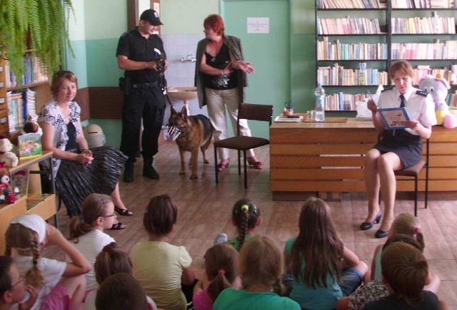 W Szkole Podstawowej numer 2 dzieciom czytała komisarz Barbara Wagner z pińczowskiej Komendy Powiatowej Policji, a atrakcją dodatkową była tresura psa policyjnego.