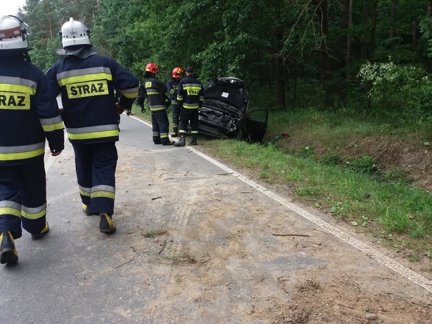 Gmina Iłża. Samochód dachował koło Małomierzyc. Jedna osoba ranna