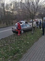 Wypadek w Rybniku. Auto uderzyło w barierki. Świadkowie zabrali kluczyki kierowcy