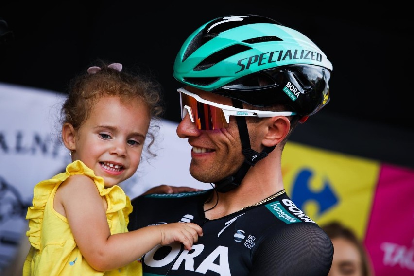 Rafał Majka (Bora-Hansgrohe) z córeczką podczas wyścigu Tour...