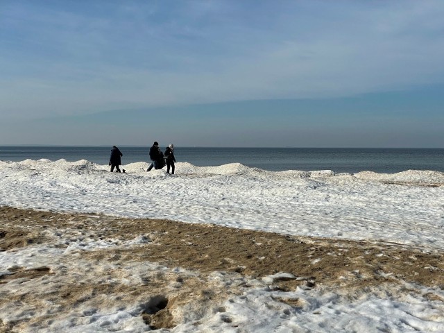 Tłumy na plaży w Międzyzdrojach