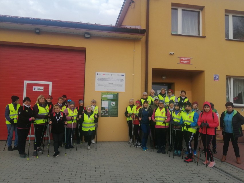 Ponad 40 uczestników wzięło udział w marszu nordic walking w...