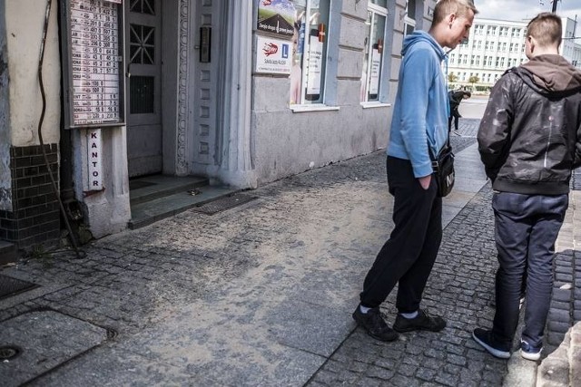 Dzisiaj rano w toruńskim szpitalu zmarł mężczyzna, który w nocy podczas domowej awantury został pchnięty nożem. Lekarzom nie udało się zatrzymać krwotoku wewnętrznego.