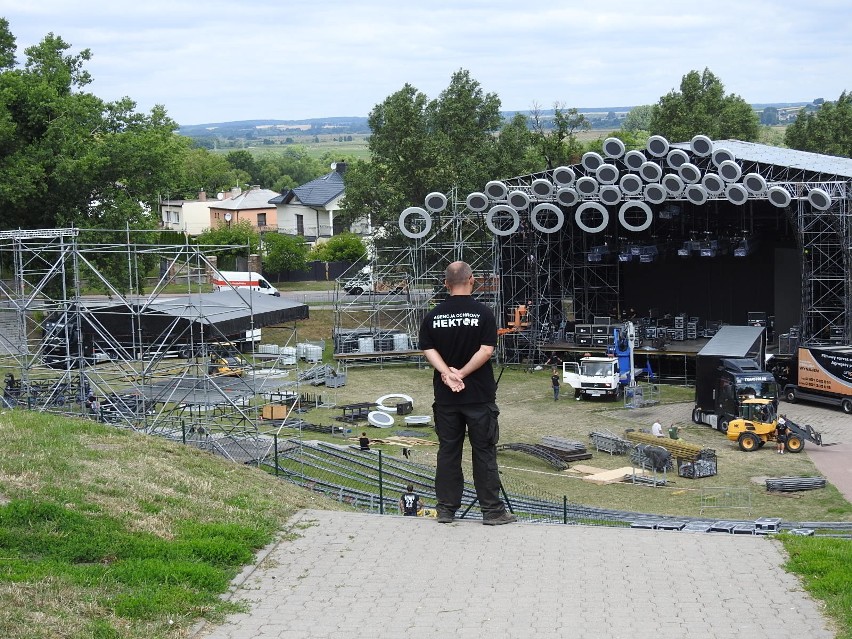 Plejada gwiazd zawita do Łomży już w najbliższy weekend. Zobacz, jak powstaje scena Wakacyjnej Trasy Dwójki 2019 [Zdjęcia]