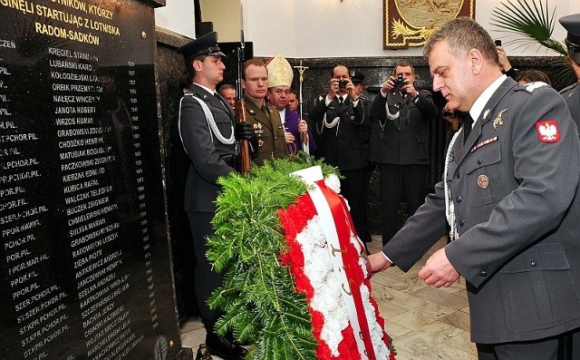 Tablicę odsłonił m.in. generał Andrzej Błasiki, dowódca Sił Powietrznych.