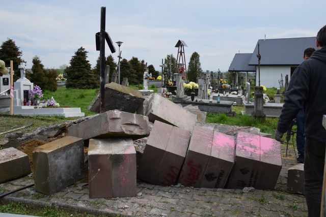 Niedawna rozbiórka pomnika ku czci UPA w Hruszowicach w gm. Stubno. Został nielegalnie postawiony 23 lata temu