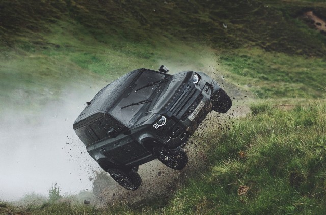 Land Rover Defender w filmie "No Time To Die" jest poddawany ekstremalnym próbom, z maksymalną prędkością pokonuje bagna i rzeki. Fot. Land Rover