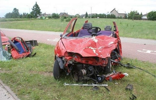 Czołowe zderzenie passata z seicento. Ranni dziewczyna i chłopak (zdjęcia)