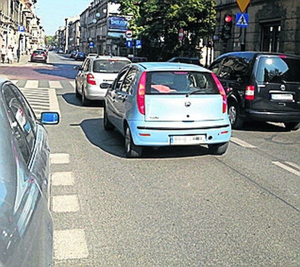 Auta z lewej jadą pod prąd! W ciągu 15 min. pojechało tak ośmiu kierowców!