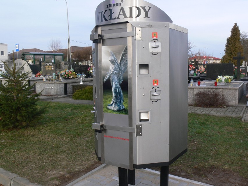 Zniczomat stanął na cmentarzu komunalnym w Sandomierzu (ZDJĘCIA)