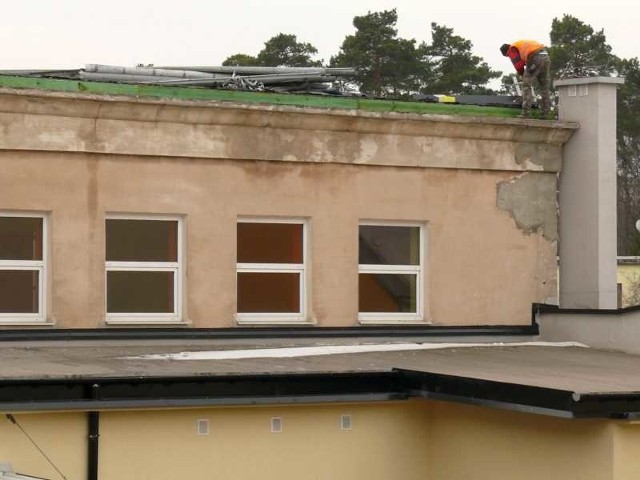 Pierwsze prace na dachu szkoły.
