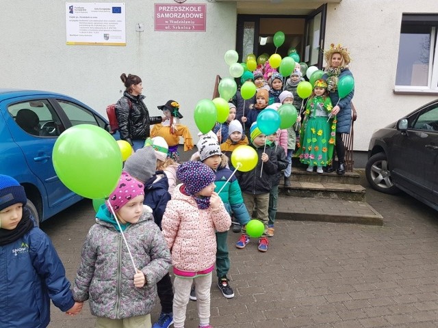 Kolorowy orszak dzieci z Przedszkola Samorządowego w Wodzisławiu przeszedł ulicami miasta świętując pierwszy dzień wiosny.
