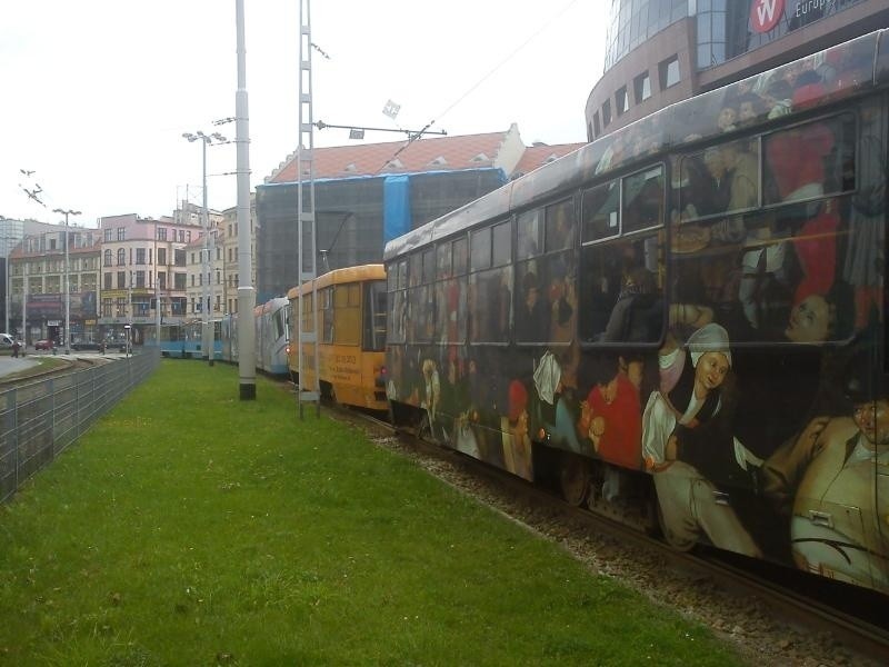 Wrocław: Uszkodzone torowisko na Piłsudskiego. Tramwaje jeździły objazdami (ZDJĘCIA)