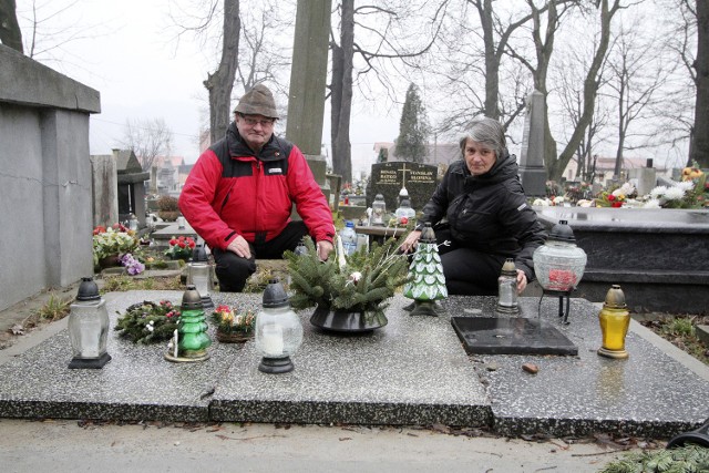 Krystyna Busz  i jej brat Kazimierz Kmiecik przy rozebranym grobie ojca i dziadków. Pustą piwniczkę tymczasowo przykryto płytami