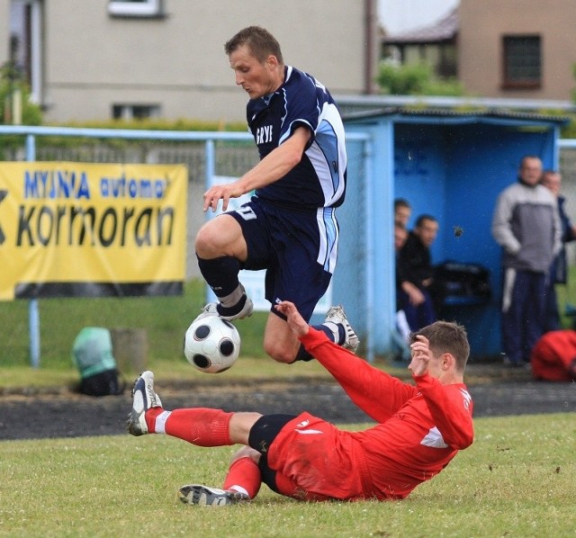 Gryf Kamień Pomorski by dostać się do rozgrywek szczebla centralnego Pucharu Polski musiał pokonać m.in. Dąb Dębno (czerwone stroje) w regionalnym finale rozgrywek. Na zdjęciu napastnik kamieńskiego zespołu &#8211; Mariusz Kostur (w wyskoku).