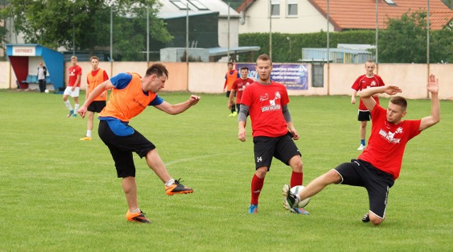 Piotr Kaczkowski (pierwszy z lewej) strzelił w sobotę trzy gole.