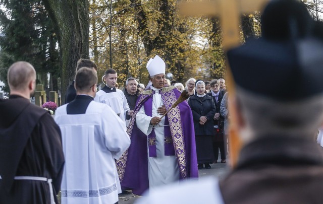 Dzień Wszystkich Świętych na Cmentarzu Pobitno w Rzeszowie. Zdjęcia z 2018 roku.