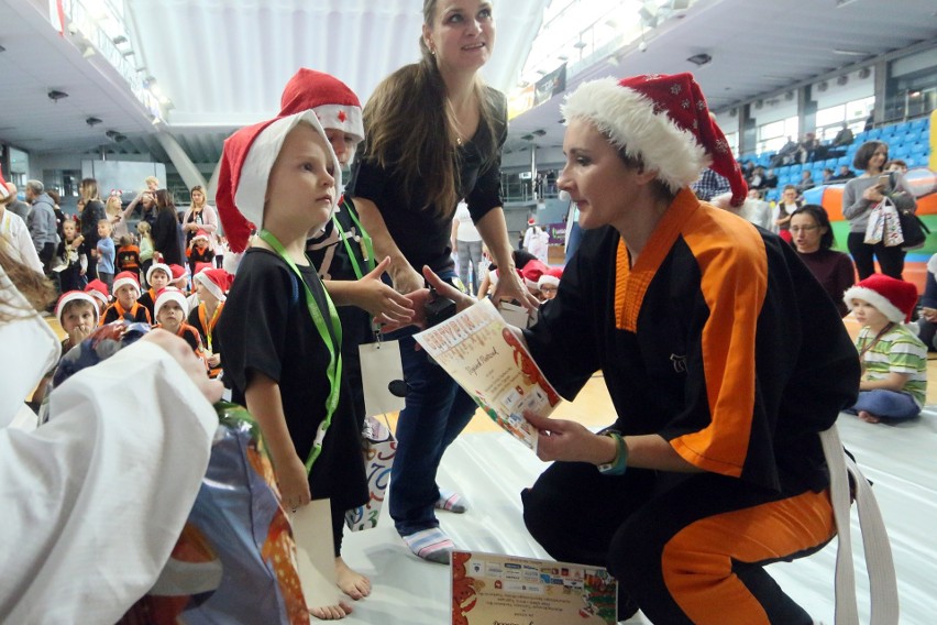 W lubelskiej hali MOSiR dzieci bawiły się na Turnieju Mikołajkowym Taekwon-Do