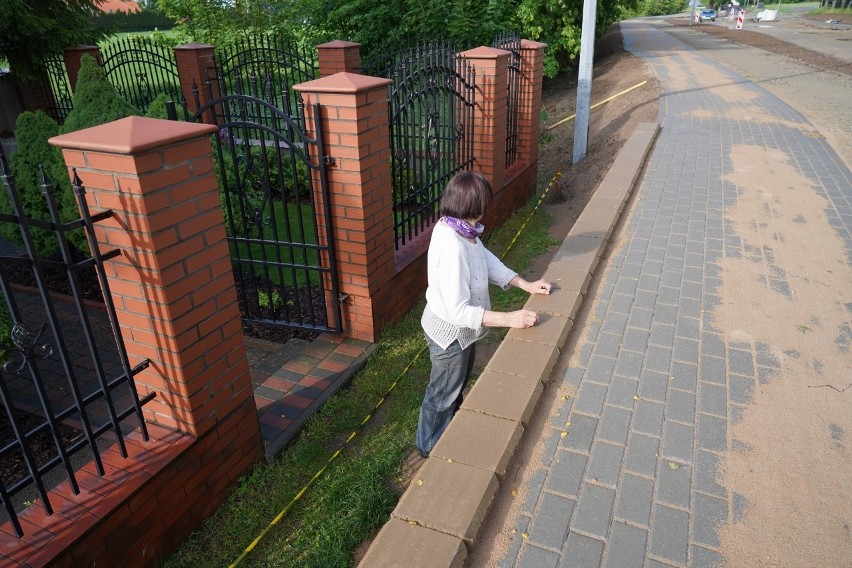 Metrowy mur to przeszkoda, jaką napotykają pan Jarosław i...