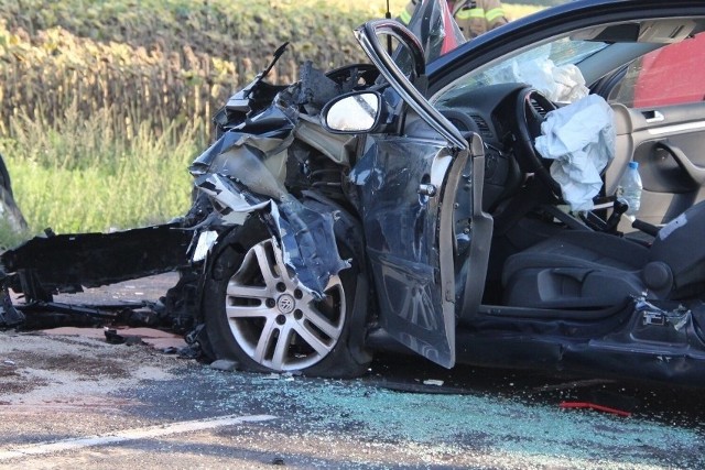 W piątek, 26 sierpnia w miejscowości Orlinka (pow. krotoszyński), doszło do zderzenia Volkswagena i Land Rovera na drodze krajowej nr 15. Mimo reanimacji nie udało się uratować 72-latki, natomiast odtransportowany do szpitala 76-letni poznaniak, kierowca Volkswagena, również zmarł. Czytaj dalej i zobacz zdjęcia --->