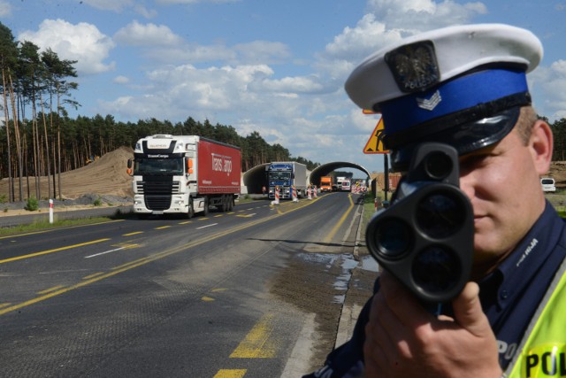 Policja kontroluje prędkość, zdjęcie ilustracyjne
