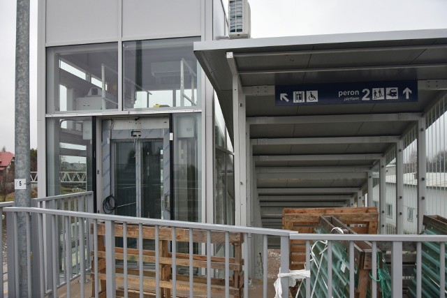 Montaż schodów i wind na dworcu kolejowym w Warce.