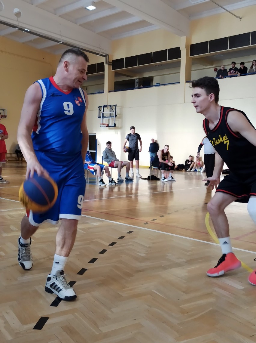 50-letni Mariusz Majewski został... objawieniem turnieju koszykówki w ramach IV Eventu Charytatywnego dla Patryka Starachowice 2020