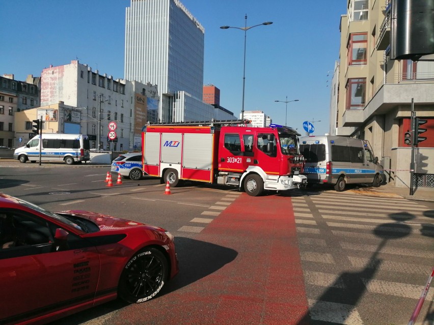 Wypadek w centrum Łodzi! Rozbite radiowóz i auto osobowe. ZDJĘCIA