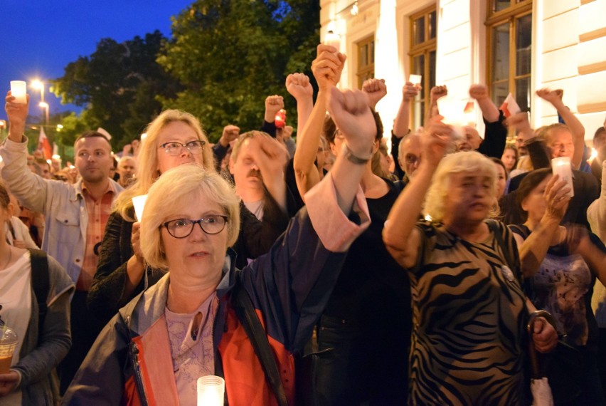 Kolejny "Łańcuch światła" w Lublinie. Protestowało około tysiąca osób [ZDJĘCIA]