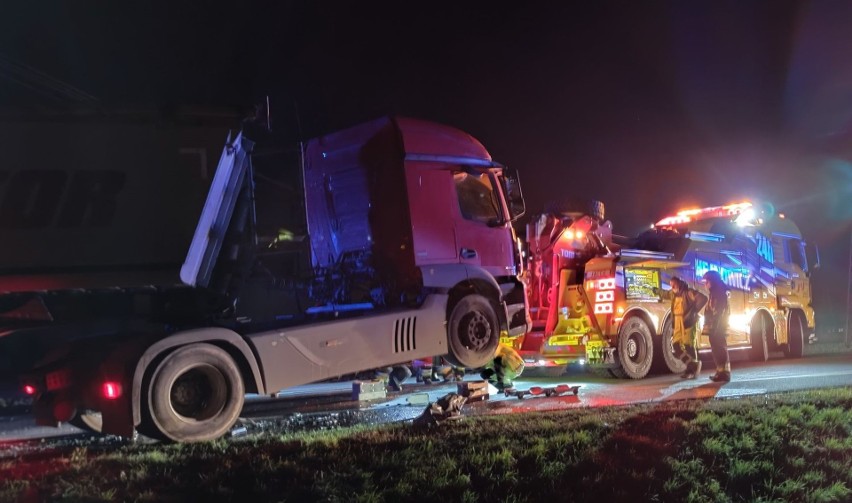 Tragiczny wypadek na drodze niedaleko Chełmży. Nie żyje kierowca fiata [zdjęcia]