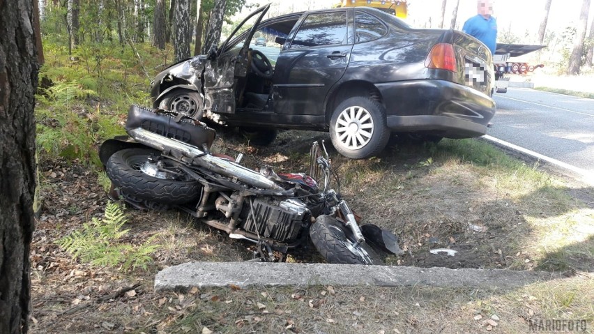 Motocykl i osobówka zderzyły się w Bierdzanach. Na miejscu lądował LPR. Nie żyje pasażerka motocykla, kierujący w szpitalu