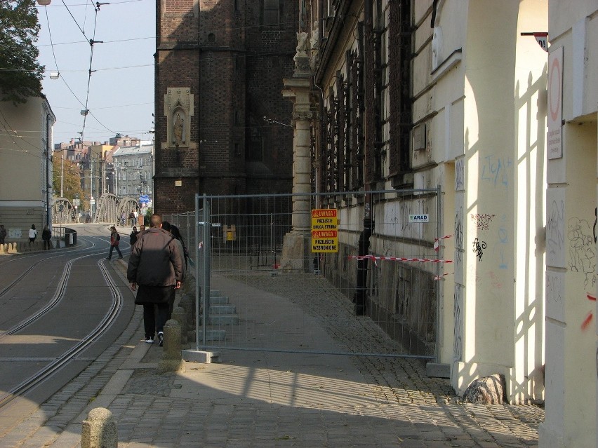 Chodnik pod biblioteką został zagrodzony