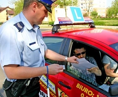 Początek jak podczas standardowego patrolu. Waldemar Siemaszko z polkowickiej policji odbiera dokumenty od instruktora Janusza Sondeja.