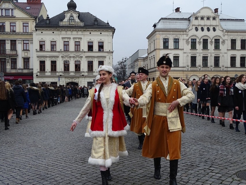Ponad tysiąc osób zatańczyło poloneza na cieszyńskim rynku. To rekord Polski ZDJĘCIA