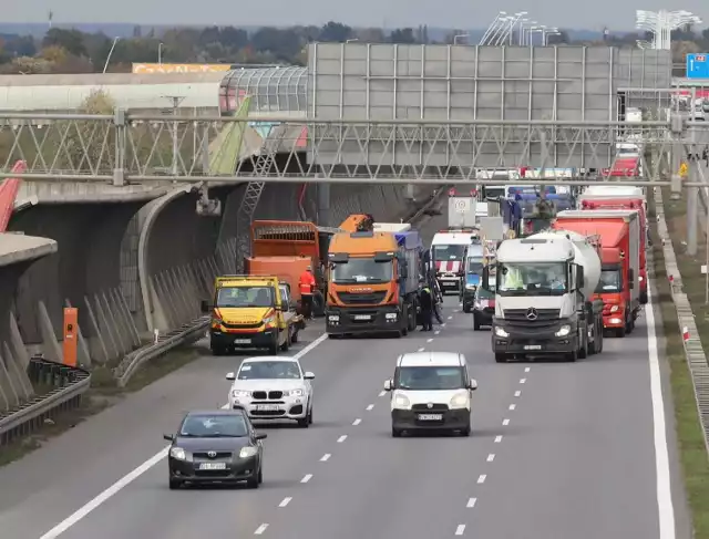 W środę (3 kwietnia) na Autostradowej Obwodnicy Wrocławia (AOW) doszło do wypadku. Po zderzeniu dwóch samochodów, kierowcy muszą liczyć się z utrudnieniami. Obecnie w kierunku Bielan Wrocławskich zrobił się ogromny korek.