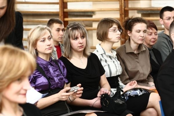 Anna Rafałowicz (trzecia od lewej), podobnie jak inni uczestnicy z ciekawością czekała na wyniki dyktanda w V LO. Okazało się, że była najlepsza.
