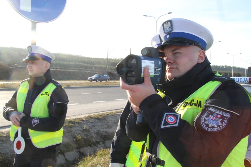 Nowe "suszarki" świętokrzyskiej drogówki robią zdjęcia i filmy. Policja ma osiem takich aparatów. Wkrótce będzie ich dwa razy tyle