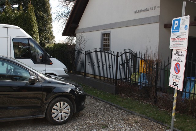 Parking przy ul. Zaborskiej zarządzany przez firmę Park Partner. Drugi jest za budynkiem. Za wjazd na niego wielki, wytatuowany mężczyzna pobiera 150 zł. Tym, którzy nie chcą płacić, blokuje wyjazd