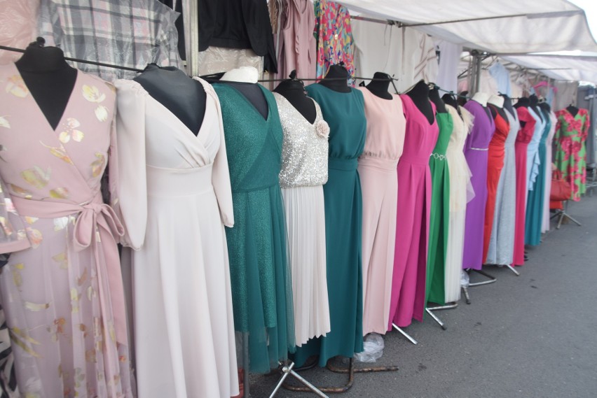 Duży wybór odzieży oraz obuwia na targowisku Korej w Radomiu w czwartek, 17 sierpnia. Zobaczcie zdjęcia
