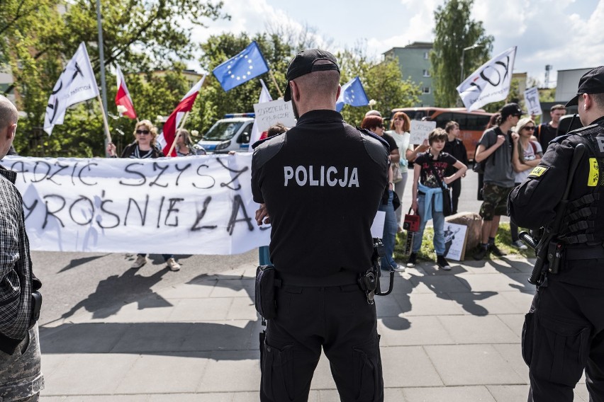 Manifestujący pod halą przy ulicy Bema włożyli na głowy...