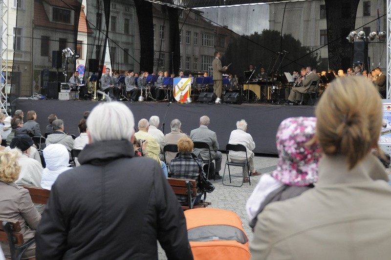 Koncert orkiestr wojskowych z Polski i Niemiec na Starym Rynku w Bydgoszczy [zdjęcia,wideo]