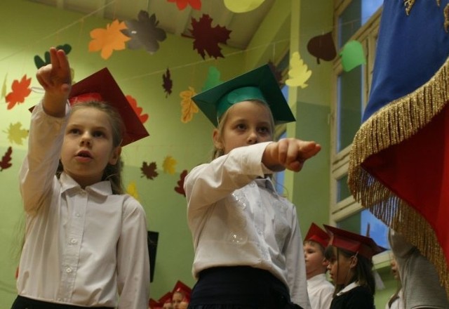 Przedstawiciele poszczególnych klas złożyli ślubowanie na sztandar szkoły.